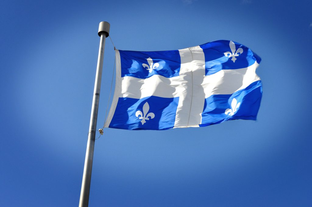 Drapeau du Québec au vent